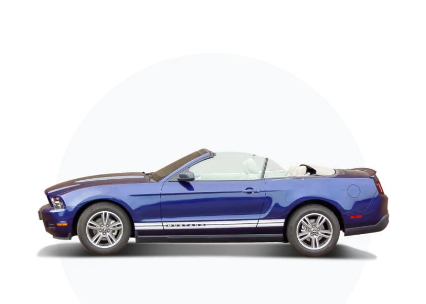 Ein blauer Ford Mustang Cabrio mit beigem Verdeck in der Seitenansicht, präsentiert vor weißem Hintergrund mit weißen Streifen an der Seite.
