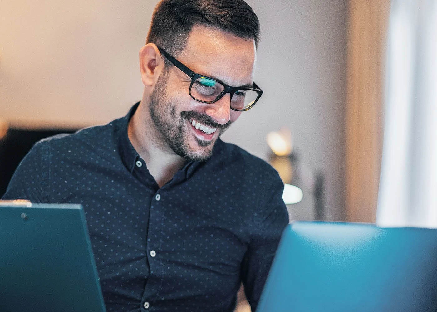 Mann am Schreibtisch