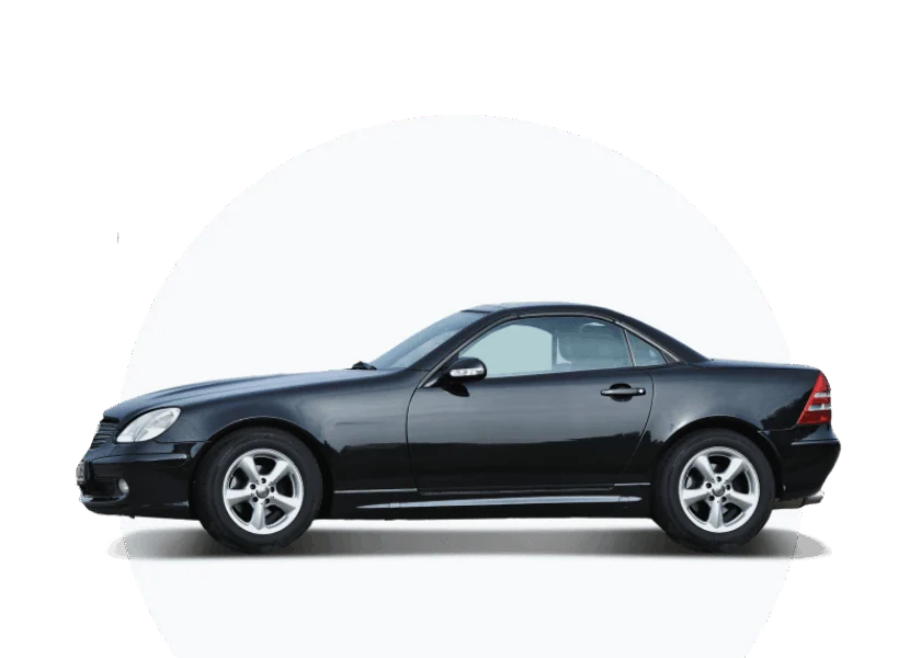 Schwarzer Mercedes-Benz SLK Roadster mit geschlossenem Hardtop in seitlicher Profilansicht vor weißem Hintergrund, ausgestattet mit silbernen Leichtmetallfelgen.